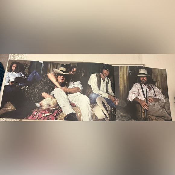 EAGLES Hotel California: 40th ANNIVERSARY DXEdition 2 CDs 1 Blu-ray Posters Book - Picture 4 of 9